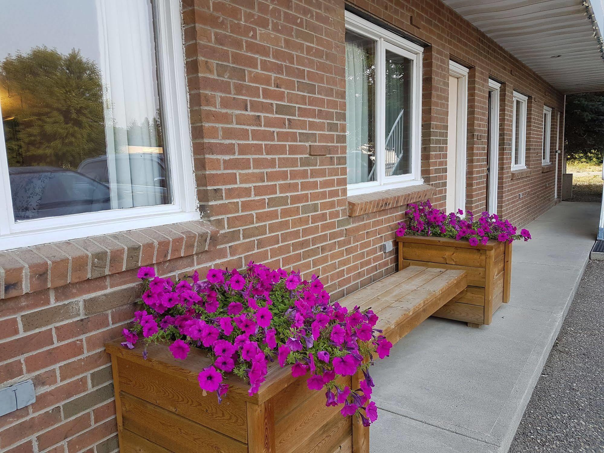 Econo Lodge Inn & Suites Pincher Creek Zewnętrze zdjęcie